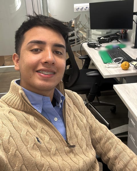 Dylan Alexander Oyarzún en su puesto de trabajo de oficina