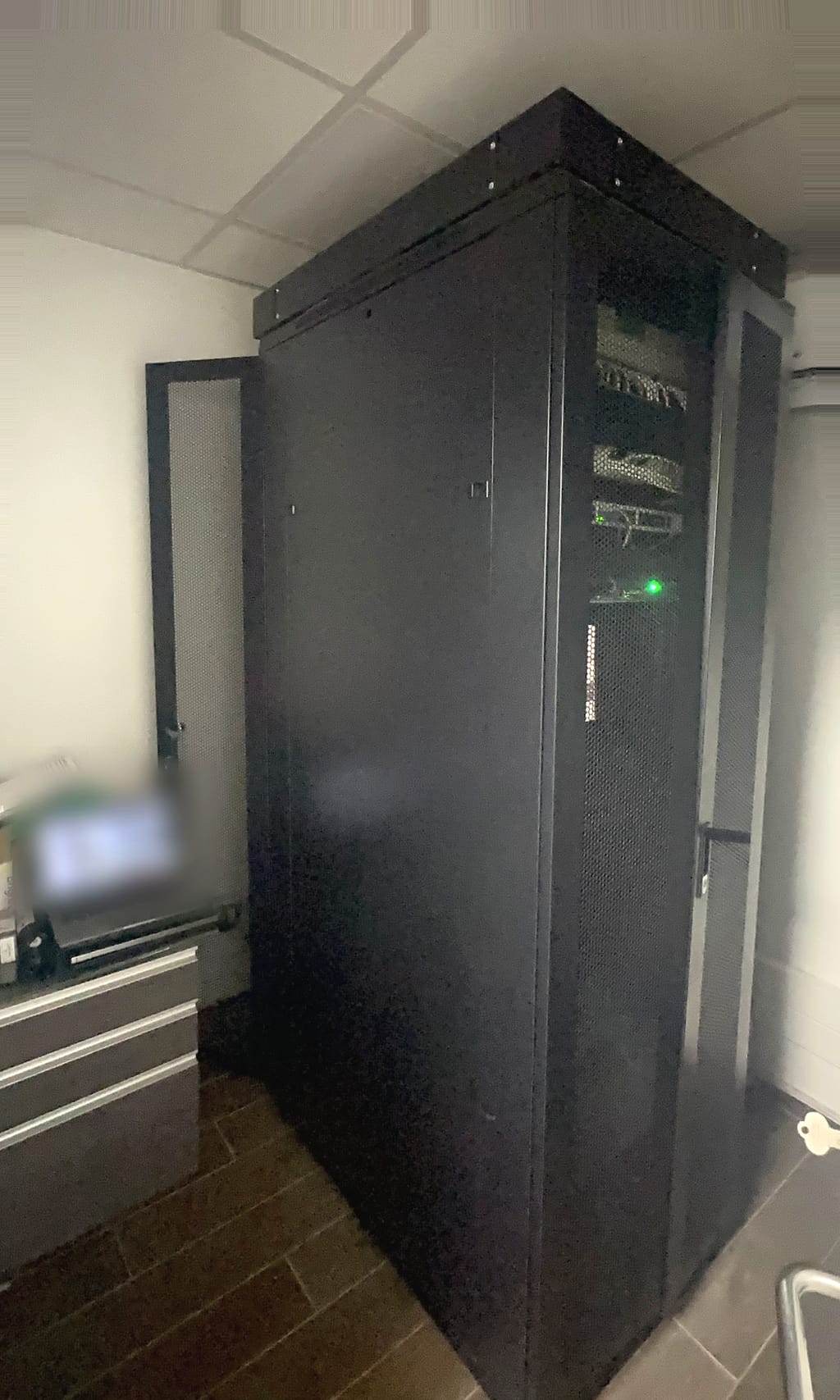 Gabinete de comunicaciones completo en una sala técnica, con equipamiento de red instalado